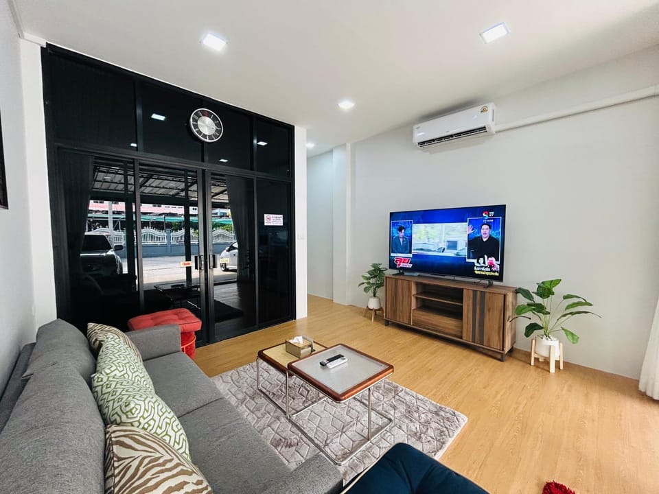 Communal lounge/ TV room, TV and multimedia, Living room, Seating area, Evening entertainment, air conditioner