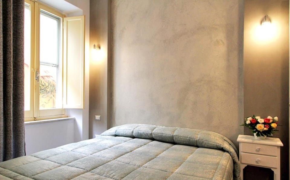 Photo of the whole room, Decorative detail