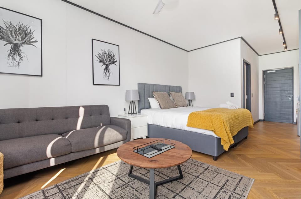 Bed, Seating area, Bedroom