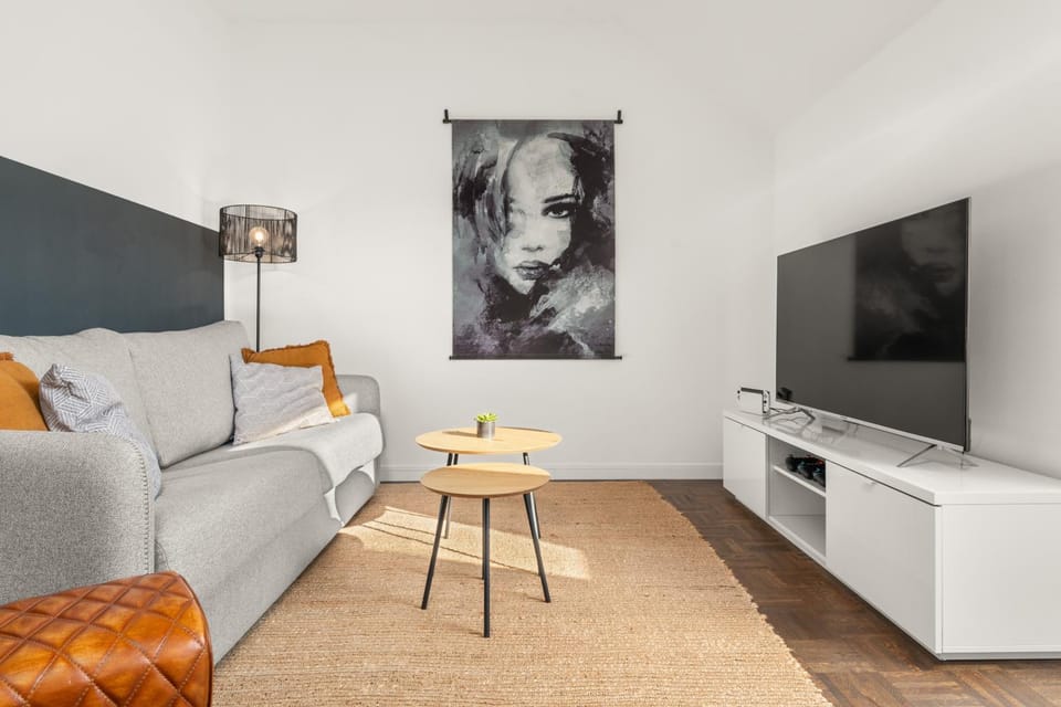 TV and multimedia, Living room, Seating area, Evening entertainment