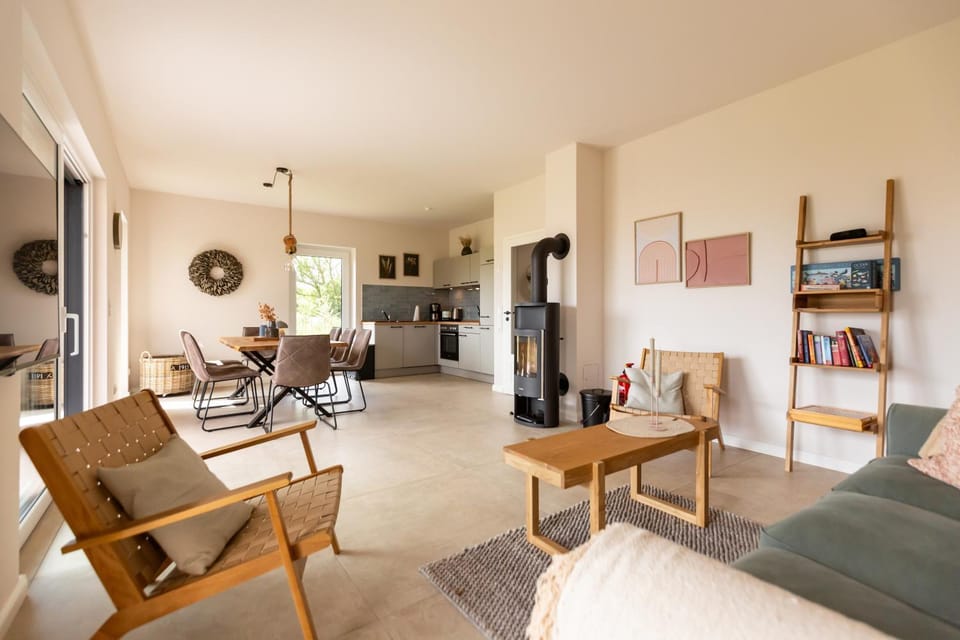 TV and multimedia, Kitchen or kitchenette, Living room, Seating area, Dining area