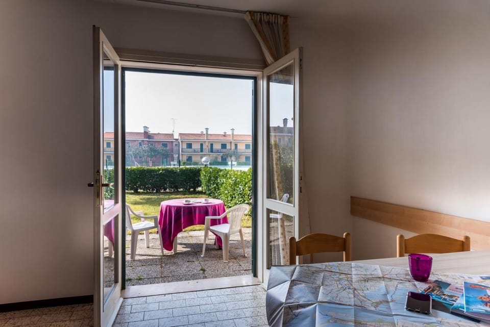 Patio, Garden, Seating area, Dining area, Garden view