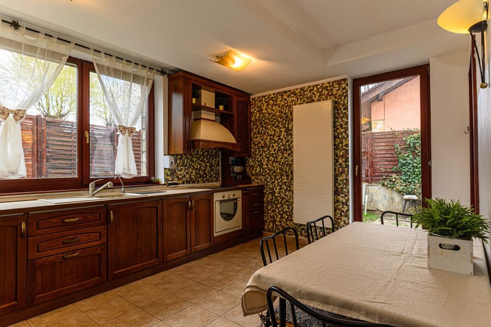Kitchen or kitchenette, Dining area, stove