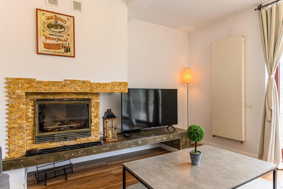 TV and multimedia, Living room, Seating area, Evening entertainment