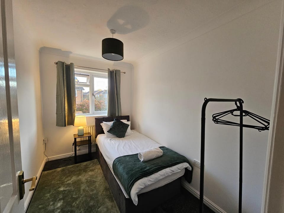 Bed, Photo of the whole room, Bedroom, towels
