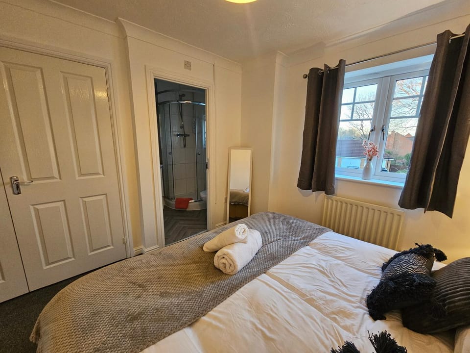 Bed, Bedroom, towels