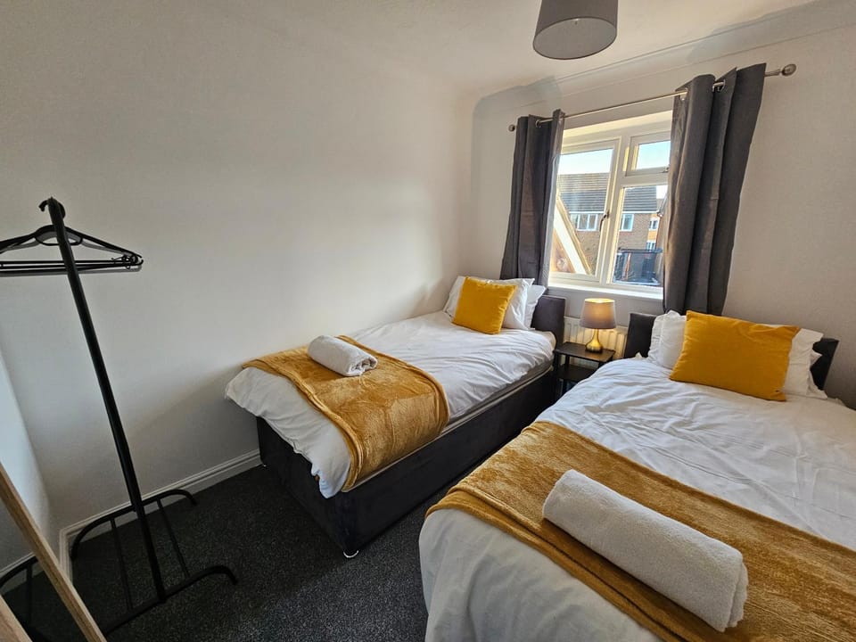 Bed, Photo of the whole room, Bedroom, towels