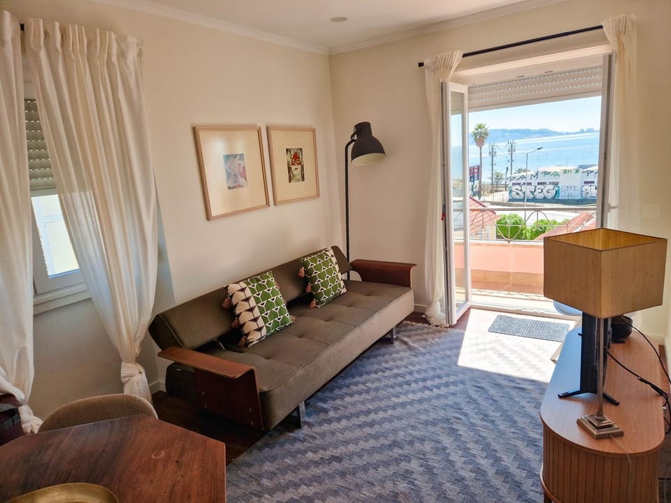 Riverfront 2 Bedrooms with Balcony Apartment in Lisbon District