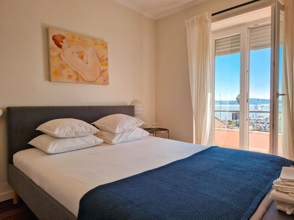 Riverfront 2 Bedrooms with Balcony Apartment in Lisbon District