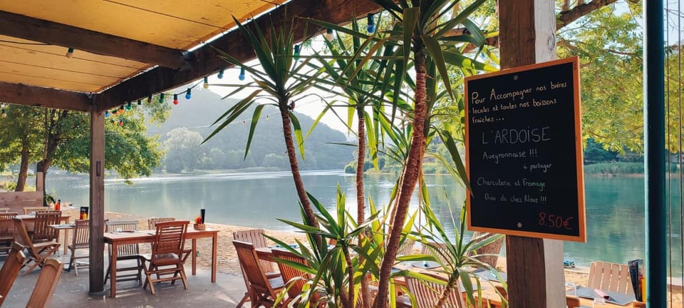 Restaurant/places to eat, River view