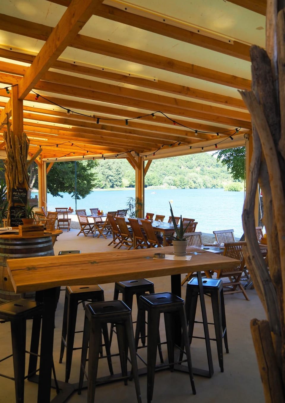 Restaurant/places to eat, River view