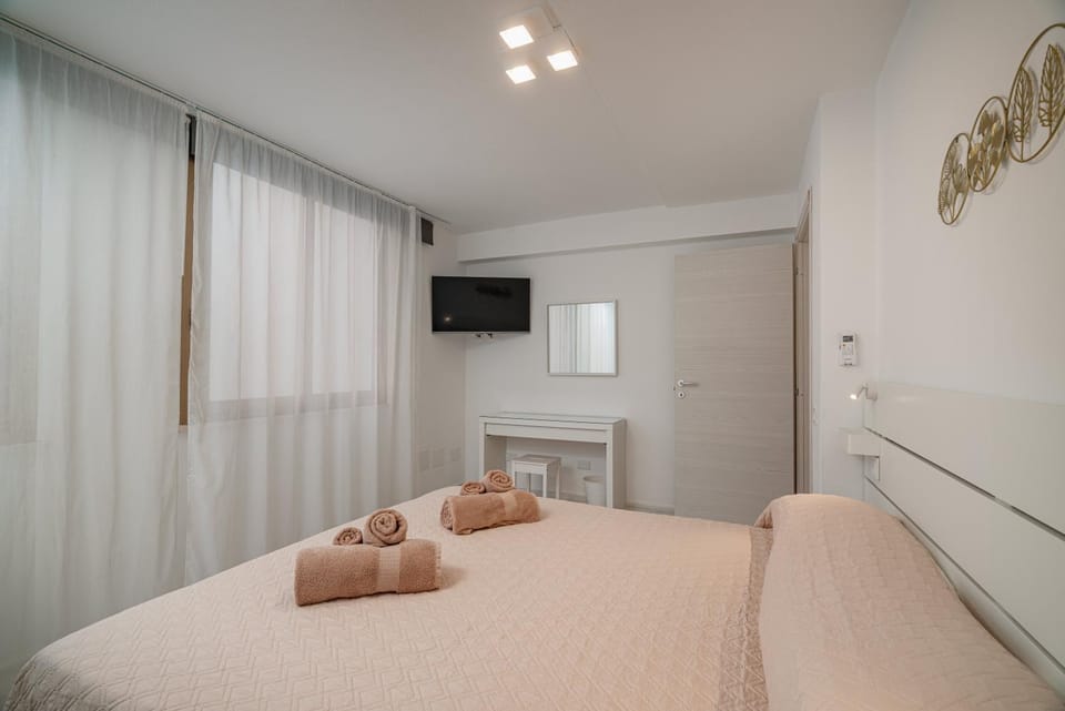 Bed, TV and multimedia, Photo of the whole room