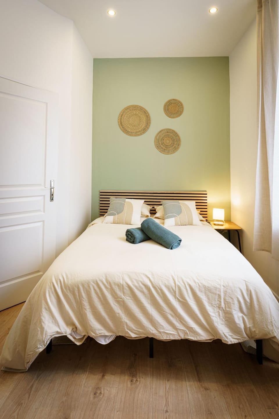 Bed, Bedroom, towels