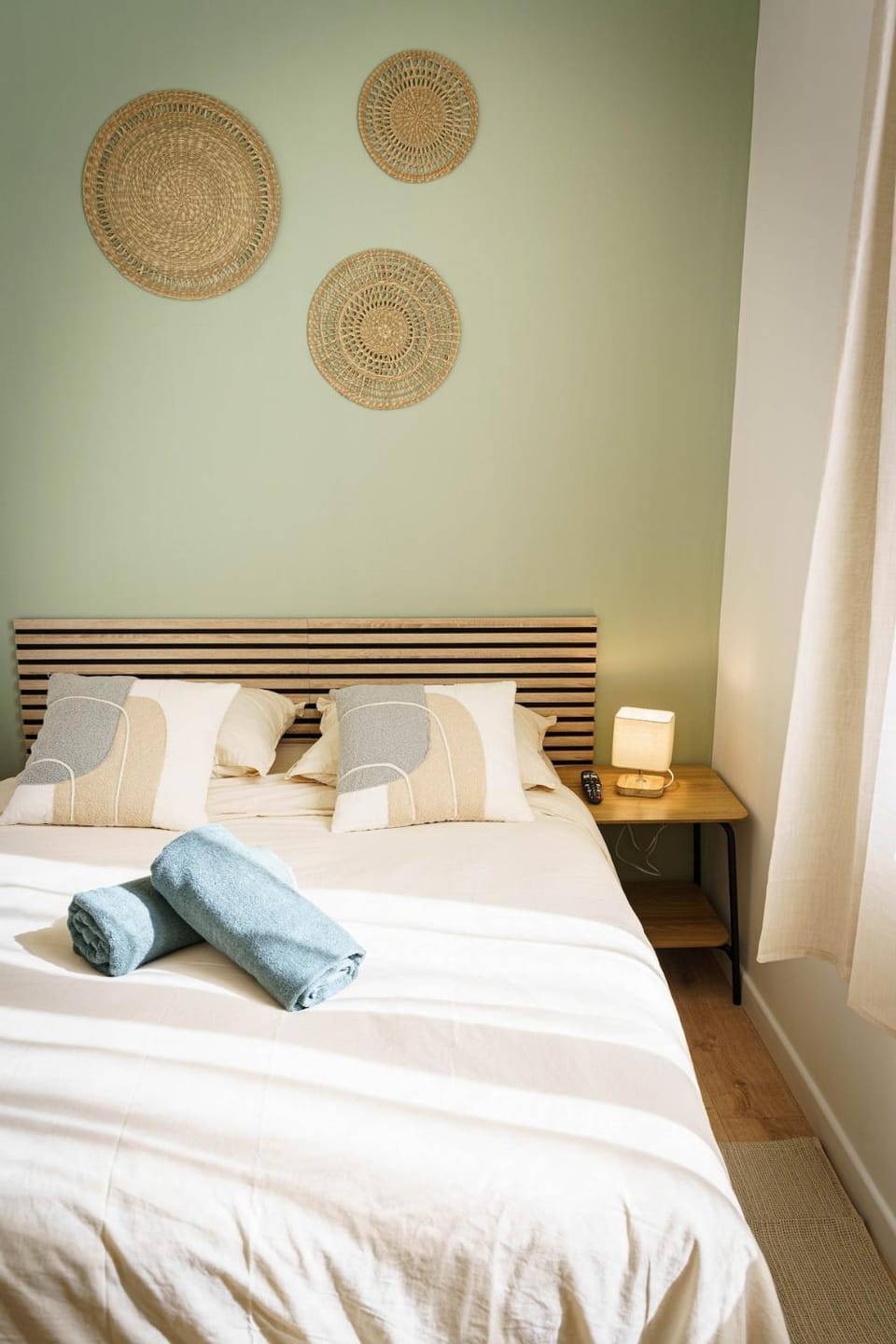 Bed, towels
