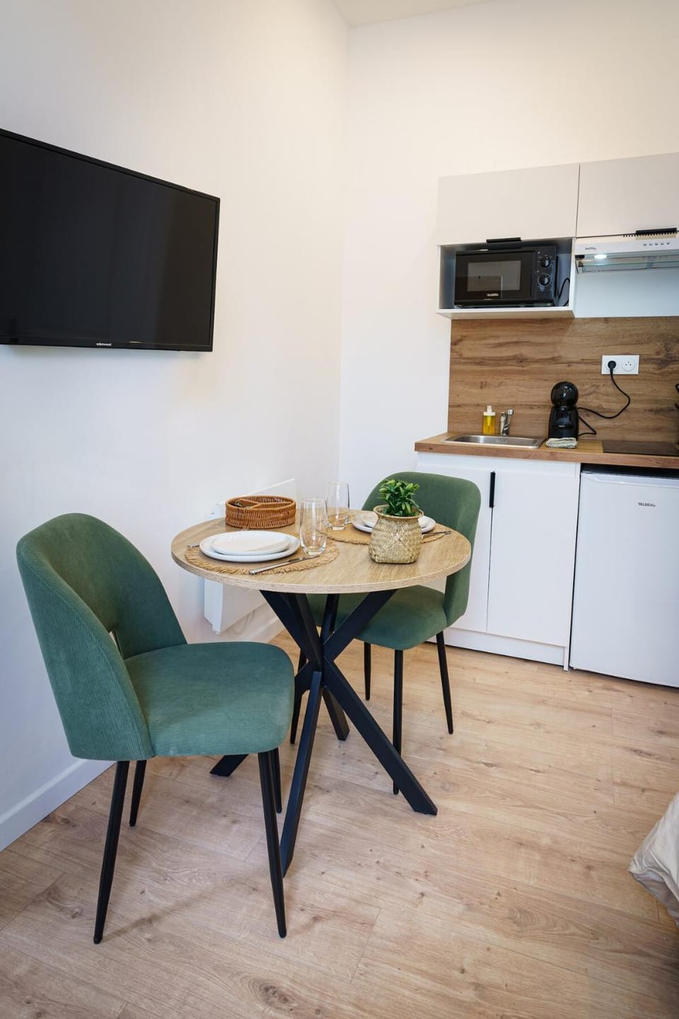 TV and multimedia, Kitchen or kitchenette, Dining area, stove