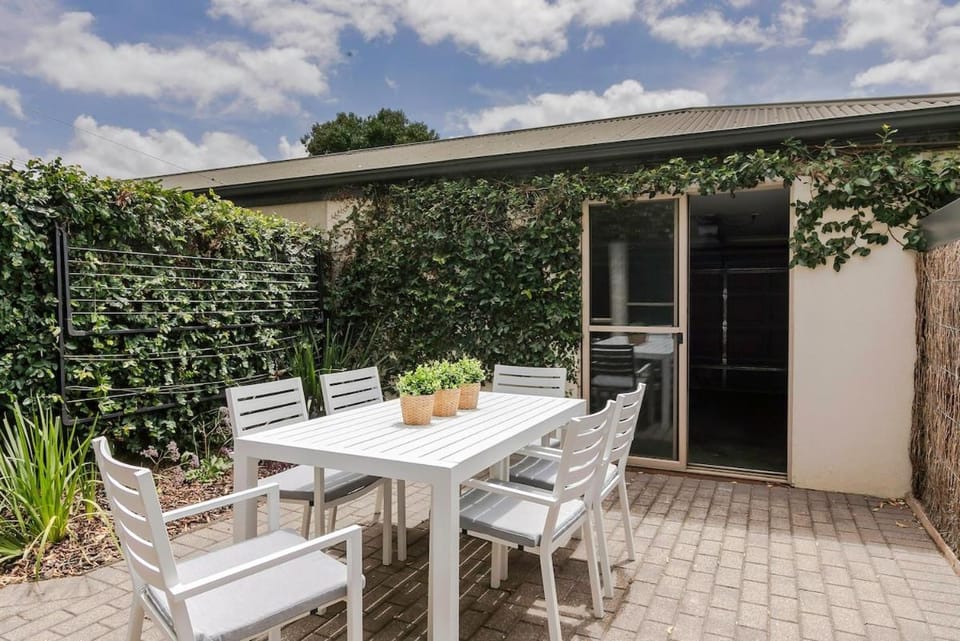 Adelaide Oval Townhouse - Walk to the AFL & CBD House in Adelaide