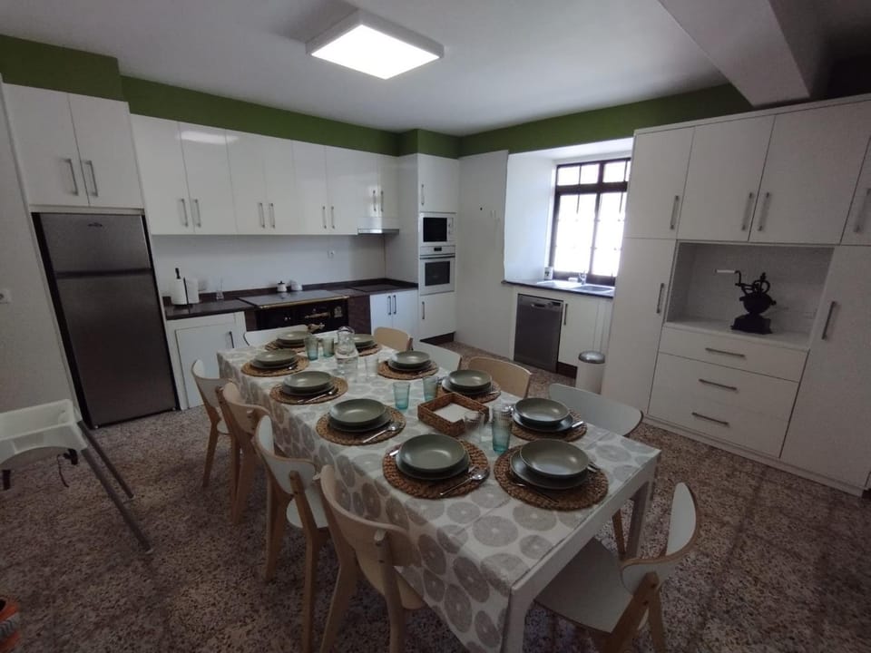Kitchen or kitchenette, Food and drinks, Dining area, Food