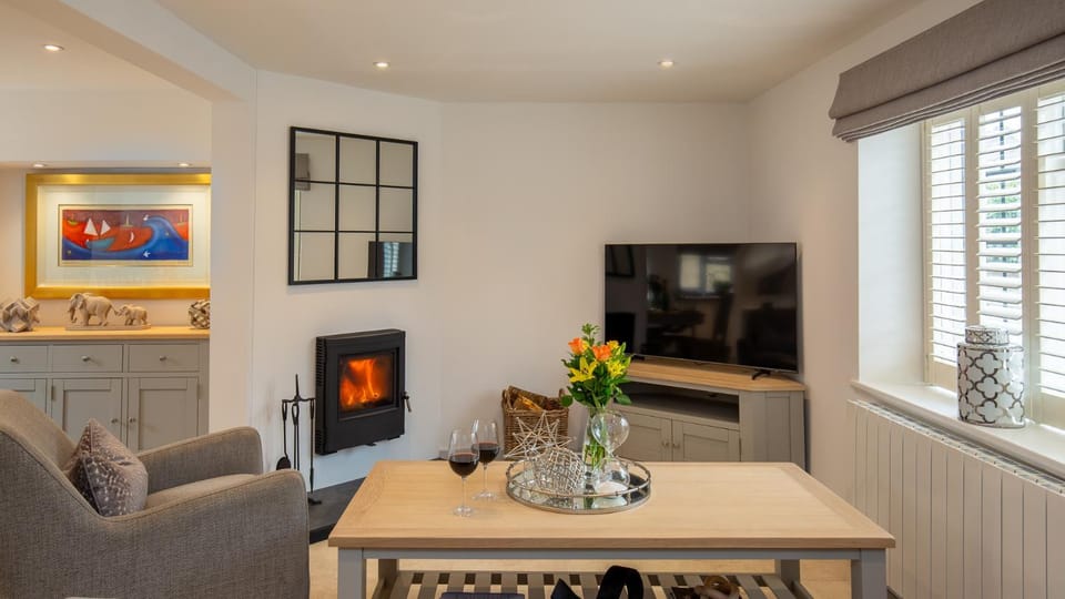 Communal lounge/ TV room, TV and multimedia, Living room, Seating area, Evening entertainment