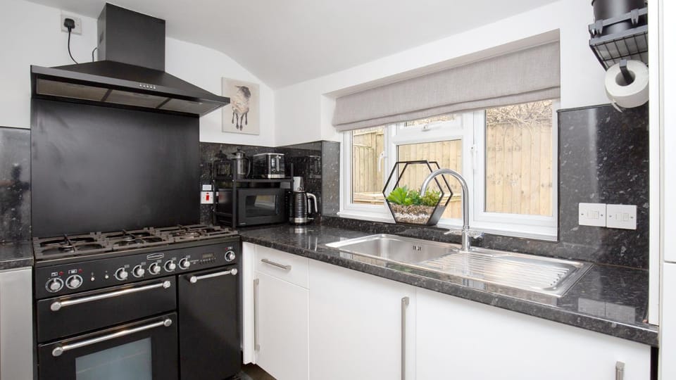 Coffee/tea facilities, Kitchen or kitchenette, stove, toaster