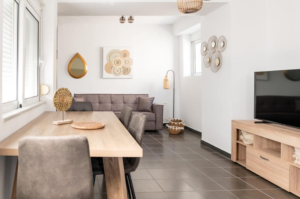 TV and multimedia, Living room, Seating area, Evening entertainment