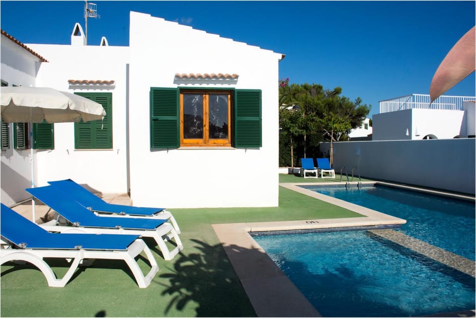 Swimming pool, sunbed