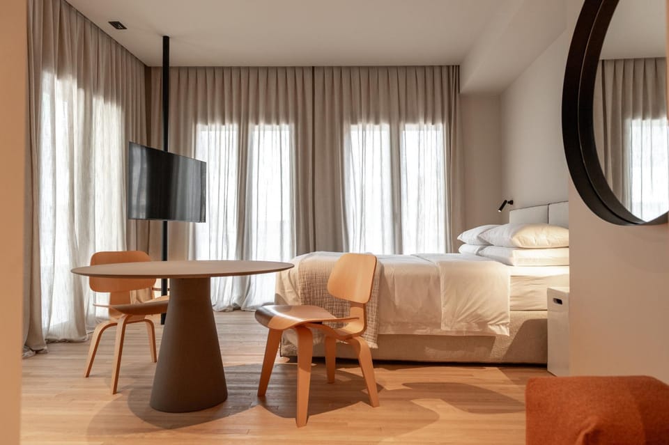 Bed, TV and multimedia, Photo of the whole room