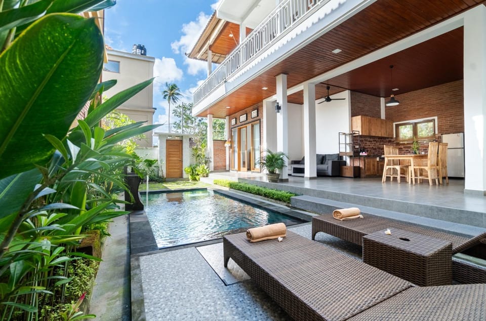 Property building, Pool view, Swimming pool, sunbed