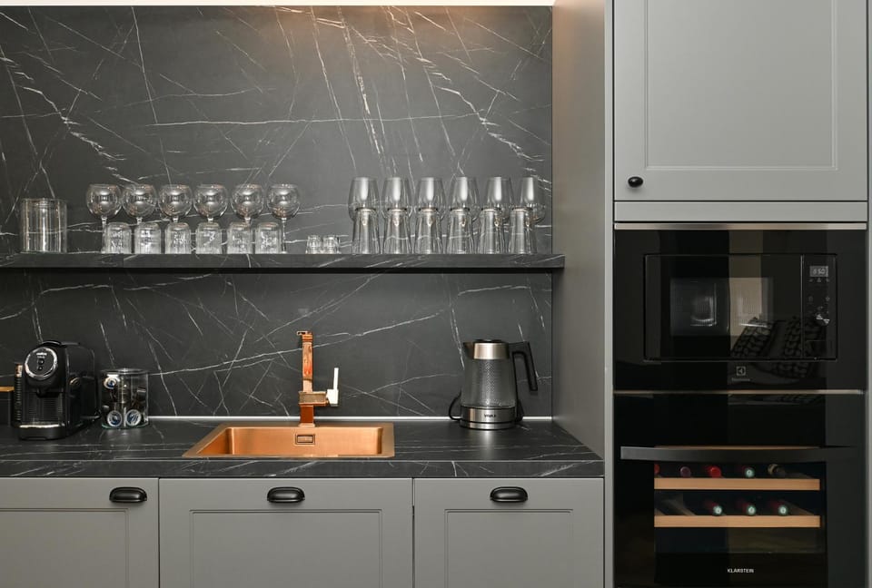 Kitchen or kitchenette, Lounge or bar, stove