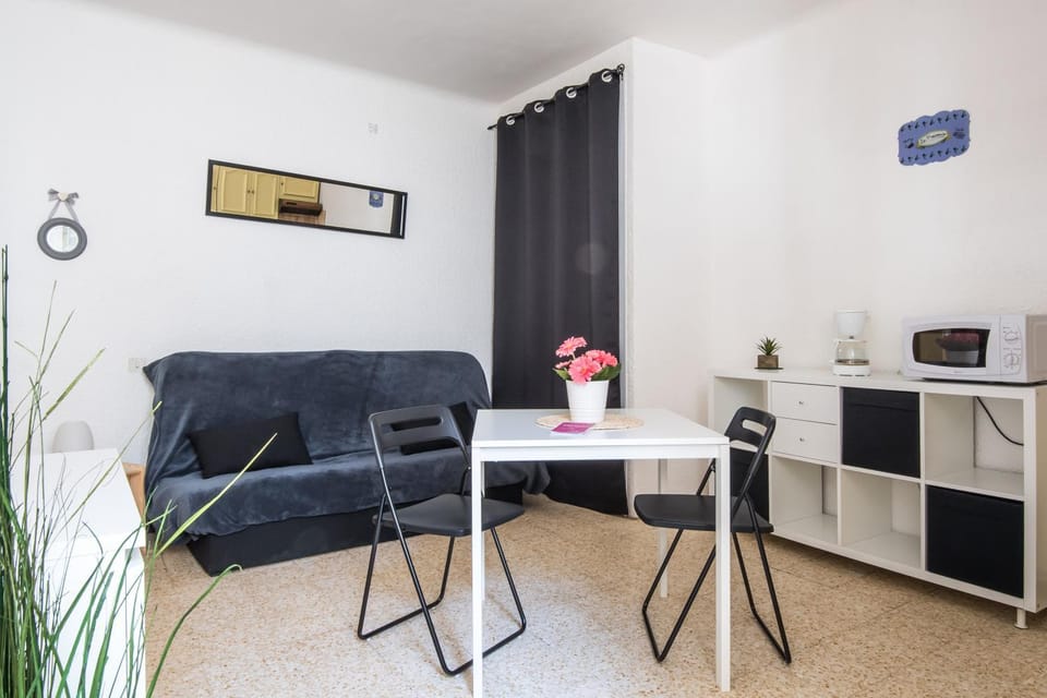 Bed, Living room