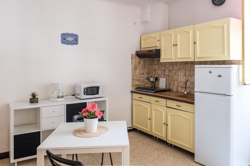 Coffee/tea facilities, Kitchen or kitchenette, Dining area, stove