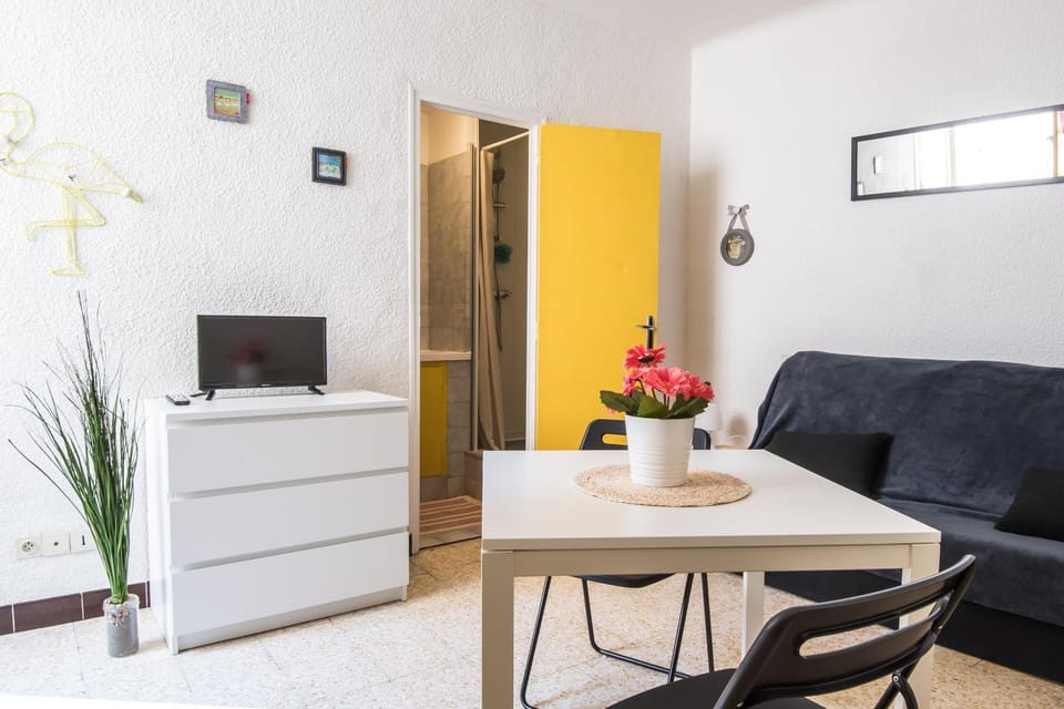 Bed, Night, TV and multimedia, Seating area