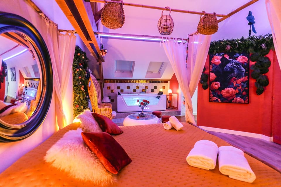 Bed, Hot Tub, internet, towels