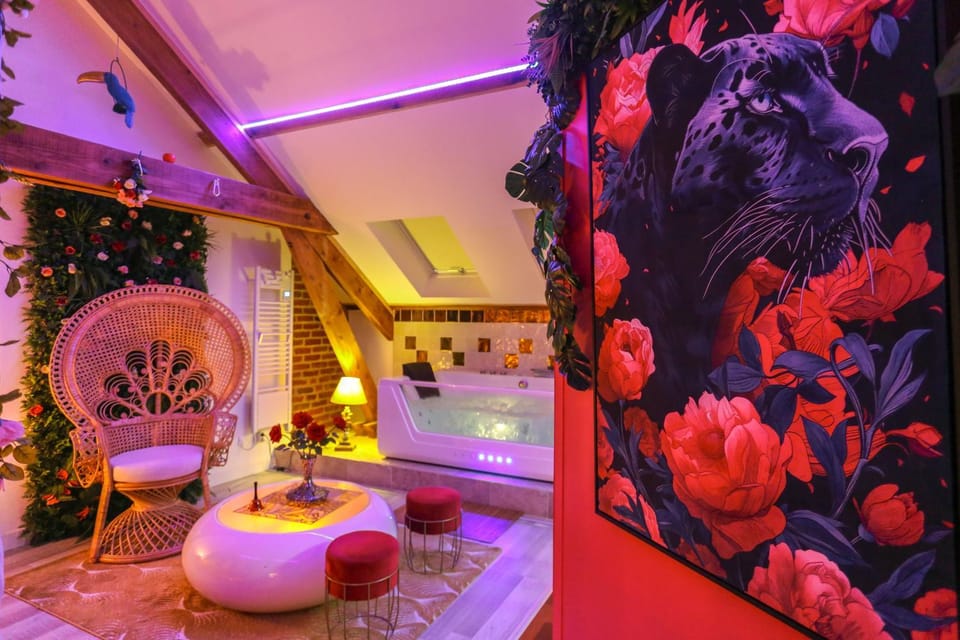 Hot Tub, Decorative detail, Parking, internet