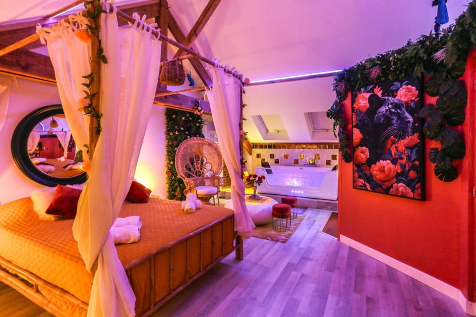 Hot Tub, Living room, Photo of the whole room, Decorative detail, internet, towels