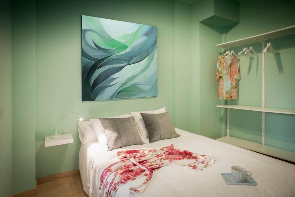 Bed, Photo of the whole room, Decorative detail, Bedroom, towels