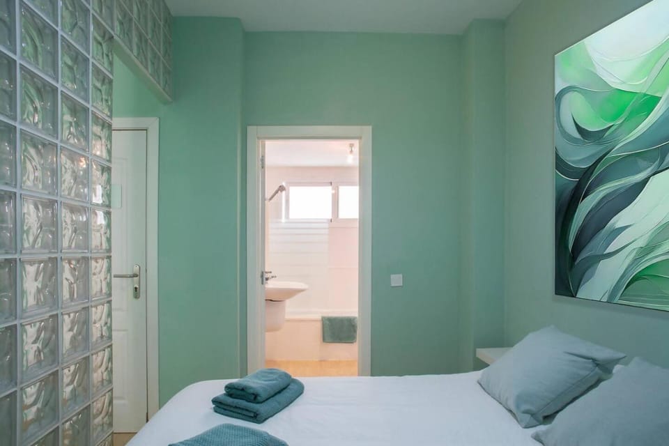 Bed, Photo of the whole room, Bedroom, towels