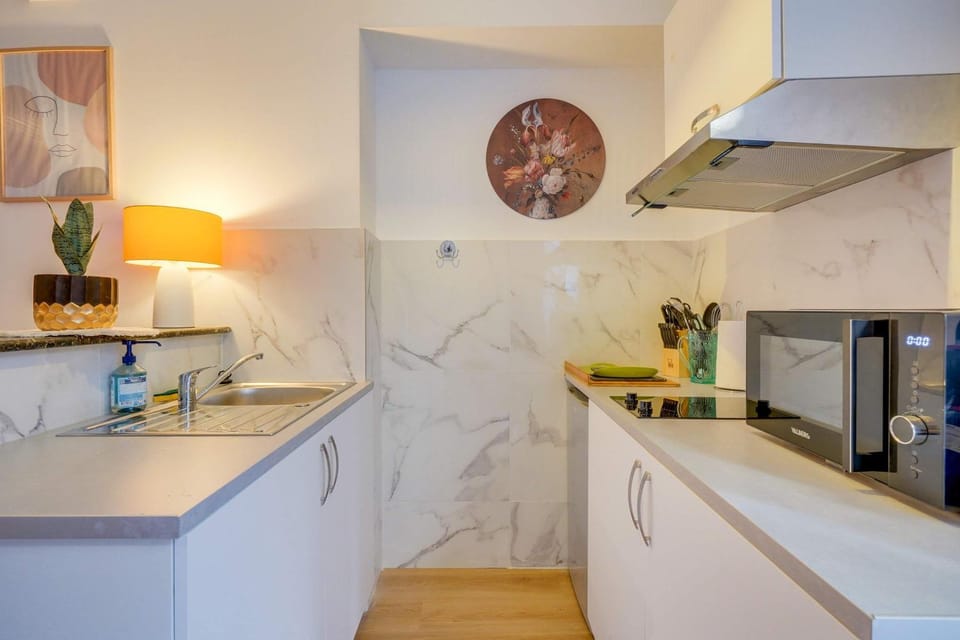 Kitchen or kitchenette