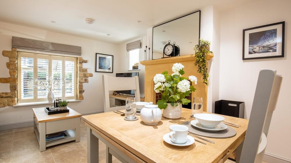 TV and multimedia, Seating area, Dining area, fireplace