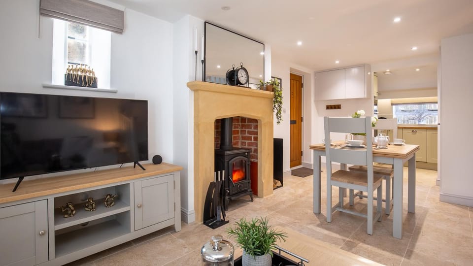 TV and multimedia, Dining area, fireplace, kitchen