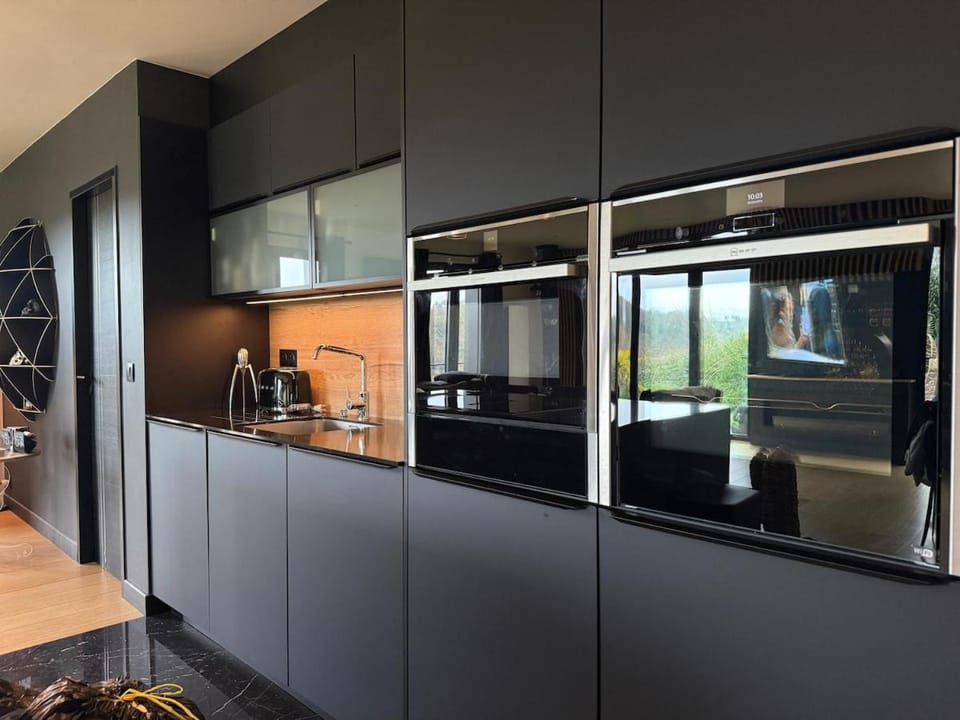 Coffee/tea facilities, Kitchen or kitchenette, dishwasher, microwave, oven