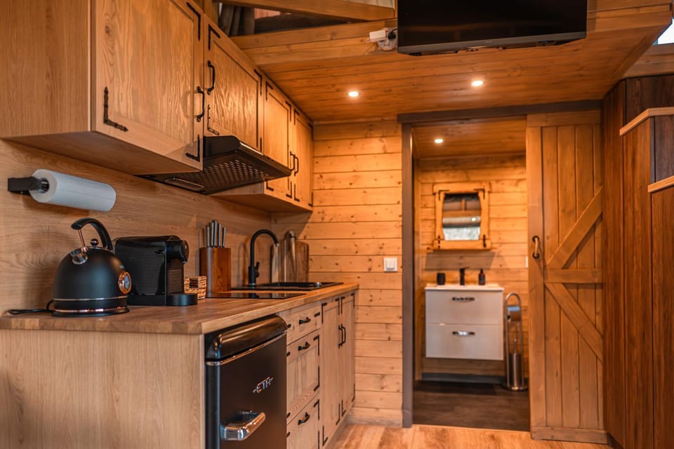 Coffee/tea facilities, Kitchen or kitchenette, stove