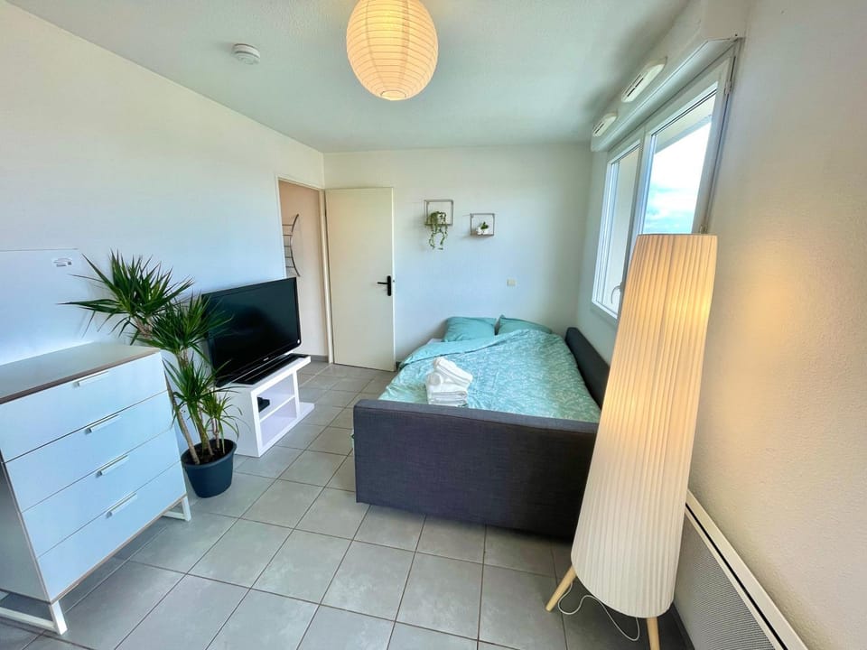 Communal lounge/ TV room, Bed, TV and multimedia, Photo of the whole room, Bedroom