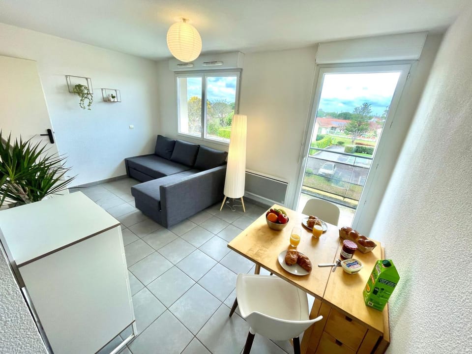 View (from property/room), Balcony/Terrace, Kitchen or kitchenette, Living room, Dining area