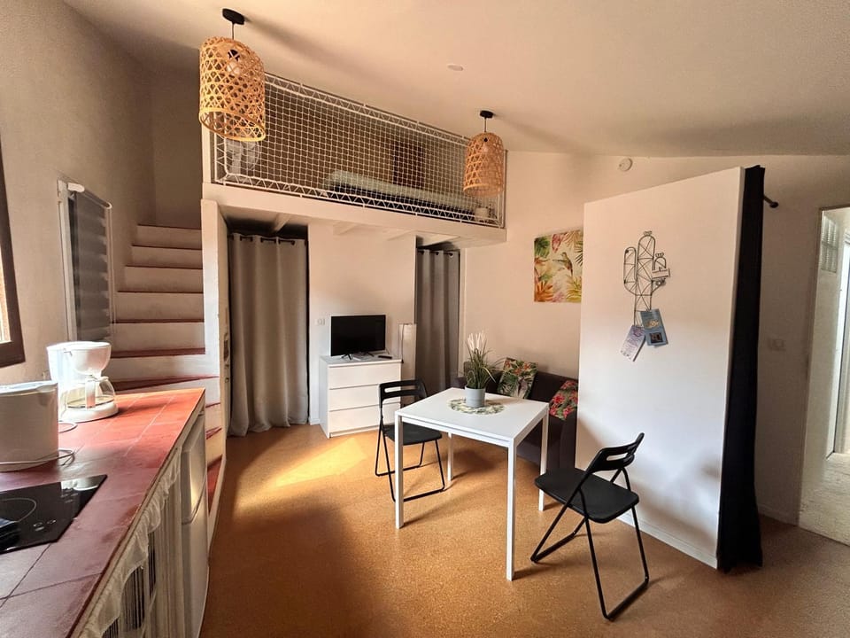 Kitchen or kitchenette, Seating area