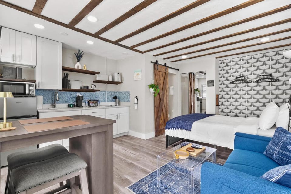 Winter Getaway! Walkable to Beach Access, Restaurants & Nightlife! Beach Equipment Included & Pet Friendly! Apartment in Saint Pete Beach