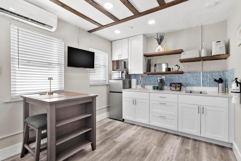 Winter Getaway! Walkable to Beach Access, Restaurants & Nightlife! Beach Equipment Included & Pet Friendly! Apartment in Saint Pete Beach