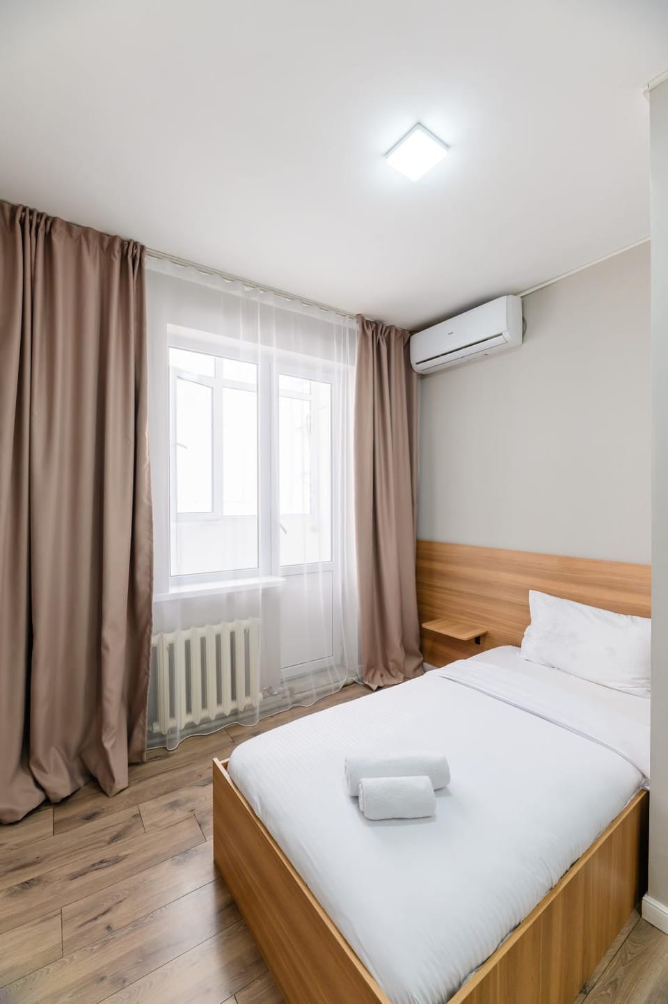 Bed, Photo of the whole room, Bedroom, internet, towels, air conditioner