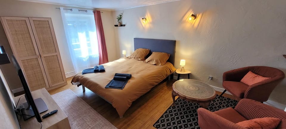 Bed, TV and multimedia, Photo of the whole room, Seating area, Bedroom, wardrobe