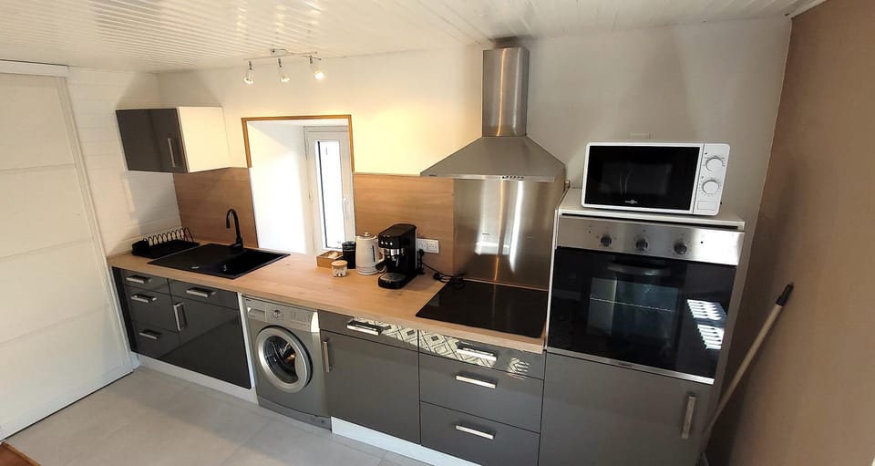 Kitchen or kitchenette, oven, stove, washing machine