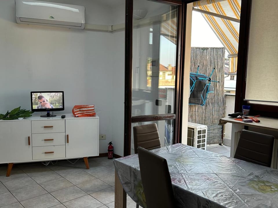 TV and multimedia, Dining area, air conditioner